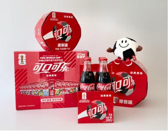Компания Smurfit Westrock и китайское подразделение Coca-Cola разработали специальные упаковочные решения для рекламной кампании Чемпионата мира по футболу 2026 года