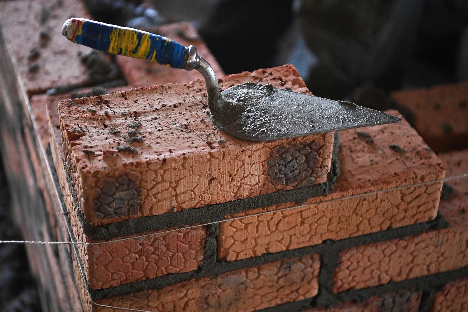 кладка под расшивку. старинный кирпич. именной кирпичик на храм. кирпич с надписью сувенирный. кирпич сырец древний египет.