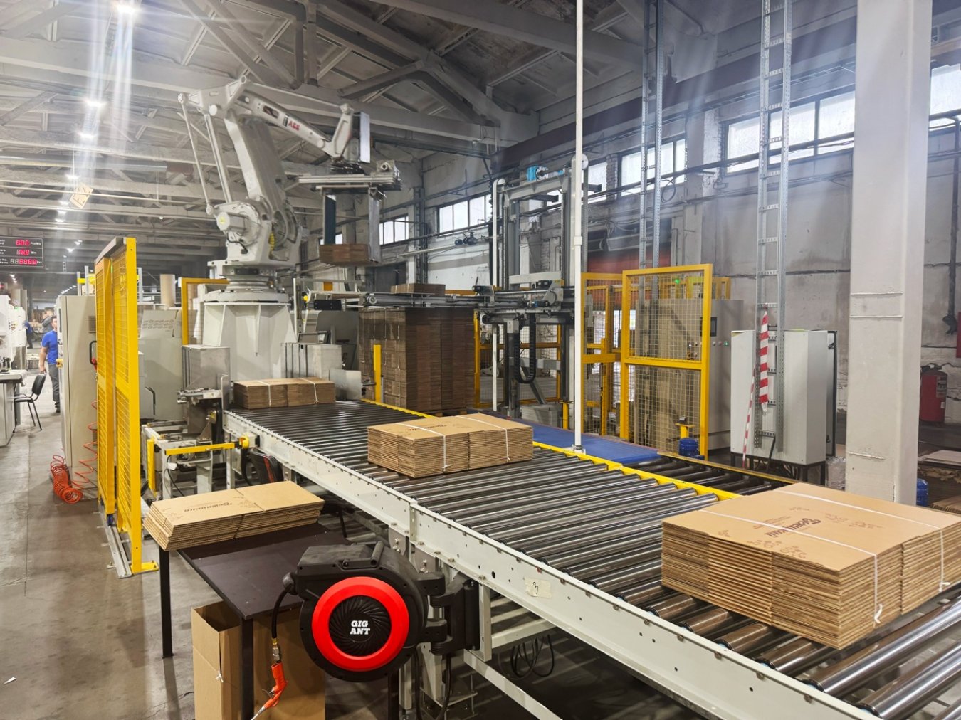 На ПЗБМ запустили новый робот-паллетайзер для модернизации производства